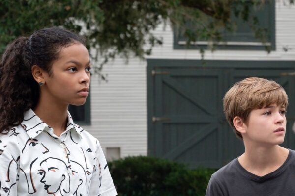 Kyliegh Curran (Harper) e Preston Oliver (Griffin) ne I Segreti Di Sulphur Springs. Credits: Disney Plus