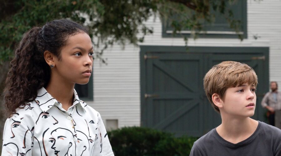 Kyliegh Curran (Harper) e Preston Oliver (Griffin) ne I Segreti Di Sulphur Springs. Credits: Disney Plus