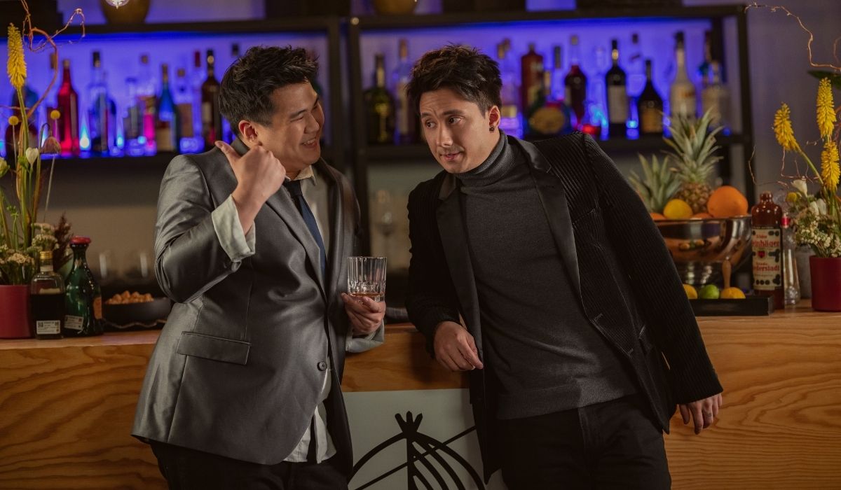 Life's a Glitch with Julien Bam: Joon Kim e Julien Bam in una scena della serie. Credits: Netflix