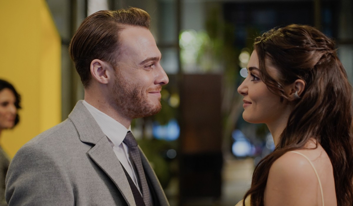 Love Is In The Air: Eda Yıldız interpretata da Hande Erçel e Serkan Bolat interpretato da Kerem Bürsin. Credits: Mediaset