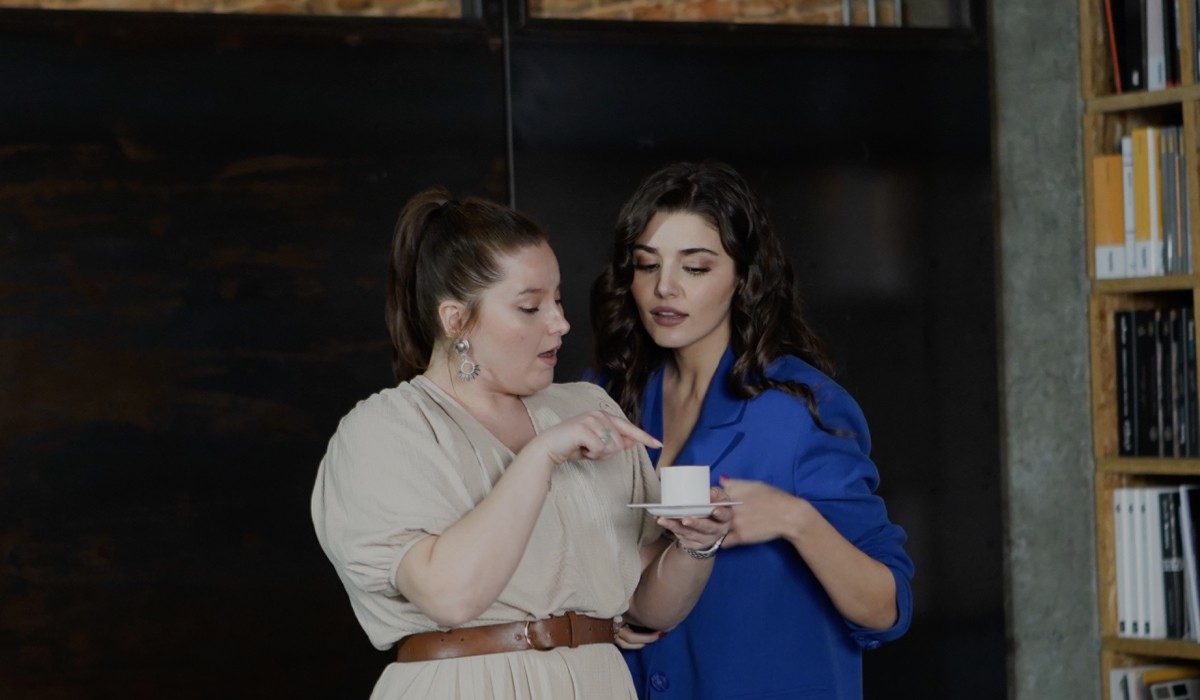Love Is In The Air: Melek Yücel interpretata da Elçin Afacan e Eda Yıldız interpretata da Hande Erçel. Credits: Mediaset
