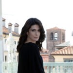 Anna Valle (Emma Conti) in un posato per 