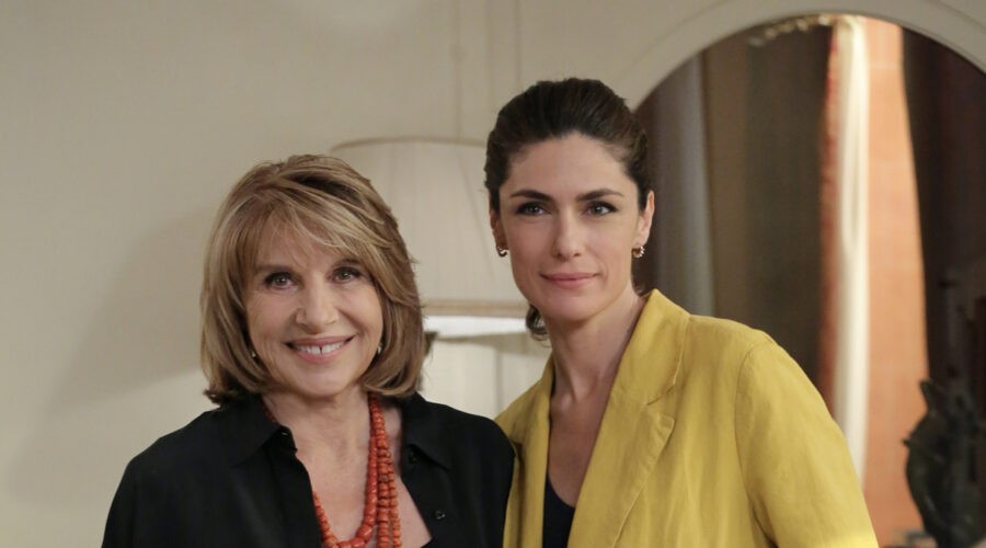 Paola Pitagora (Paola Conti) e Anna Valle (Emma Conti) in un posato per 