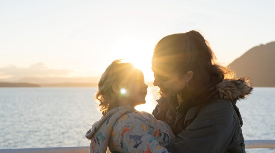 Maid Rylea Nevaeh Whittet Interpreta Maddy And Margaret Qualley Interpreta Alex In Maid Credits Ricardo Hubbs E Netflix