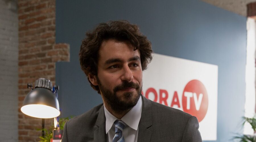 Michele Rosiello Interpreta Davide In Guida Astrologica Per Cuori Infranti. Credits Netflix