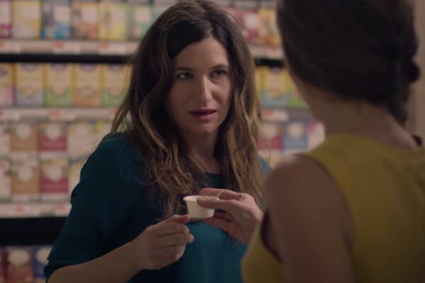 Kathryn Hahn in una scena di “Mrs. Fletcher”, la serie tv on demand su Sky e Now. Credits: Cattura schermo/YouTube/HBO.