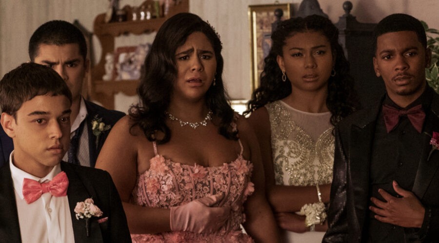 Una scena dal decimo episodio di “On My Block”. Da sinistra: Jason Genao (Ruby), Diego Tinoco (Cesar), Jessica Marie Garcia (Jasmine), Sierra Capri (Monse) e Brett Gray (Jamal). Credits: Kevin Estrada/Netflix © 2021.