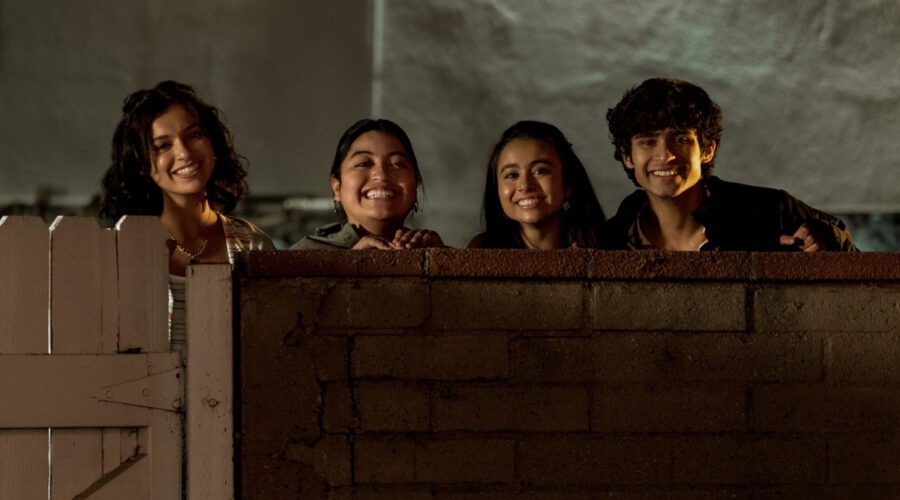 I protagonisti dello spin-off “Freeridge”. Da sinistra: Bryana Salaz, Keyla Monterroso Mejia, Ciara Riley Wilson, e Shiv Pai. Credits: Kevin Estrada/Netflix © 2021.