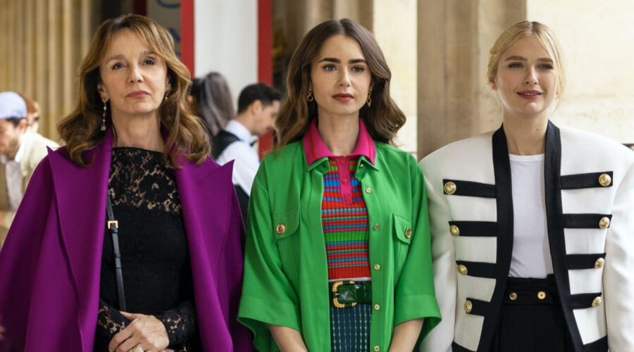 Philippine Leroy-Beaulieu (Sylvie), Lily Collins (Emily) E Camille Razat (Camille) In Emily In Paris 2x01. Credits: Carole Bethuel/Netflix