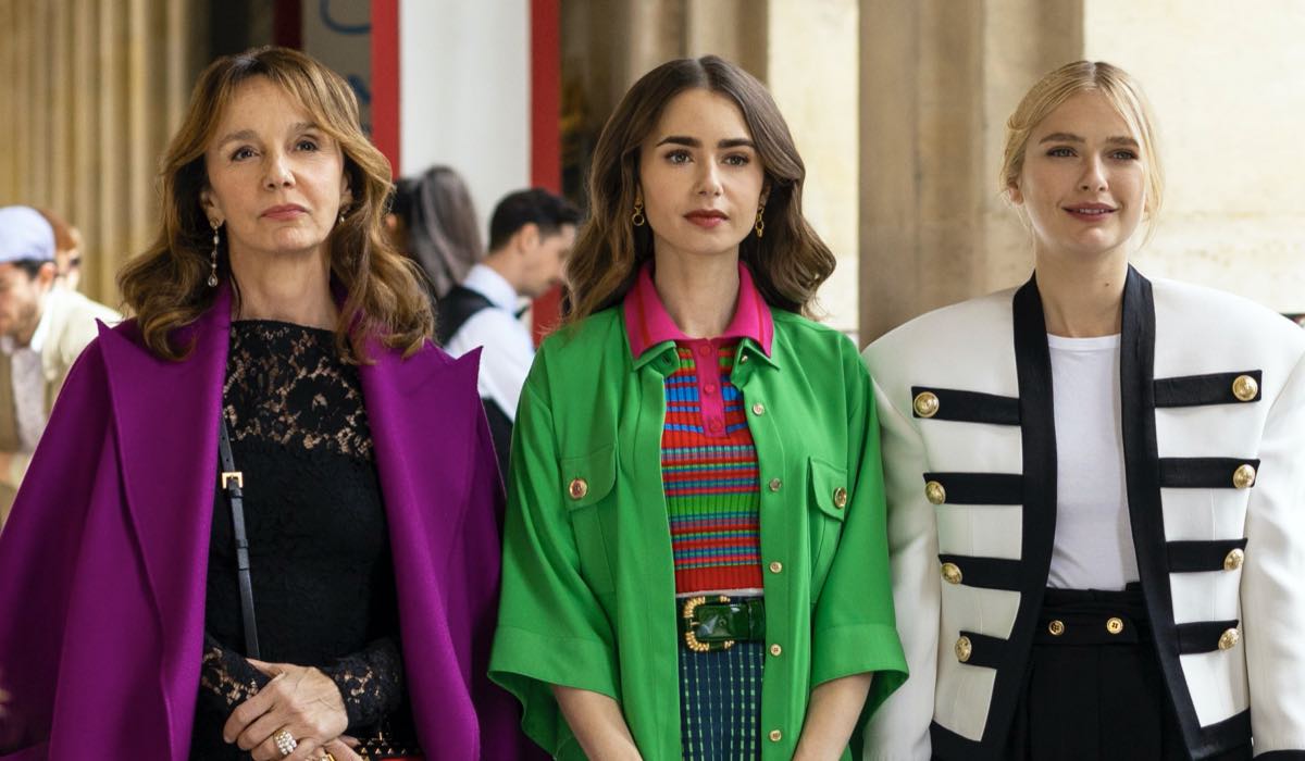 Philippine Leroy-Beaulieu (Sylvie), Lily Collins (Emily) E Camille Razat (Camille) In Emily In Paris 2x01. Credits: Carole Bethuel/Netflix