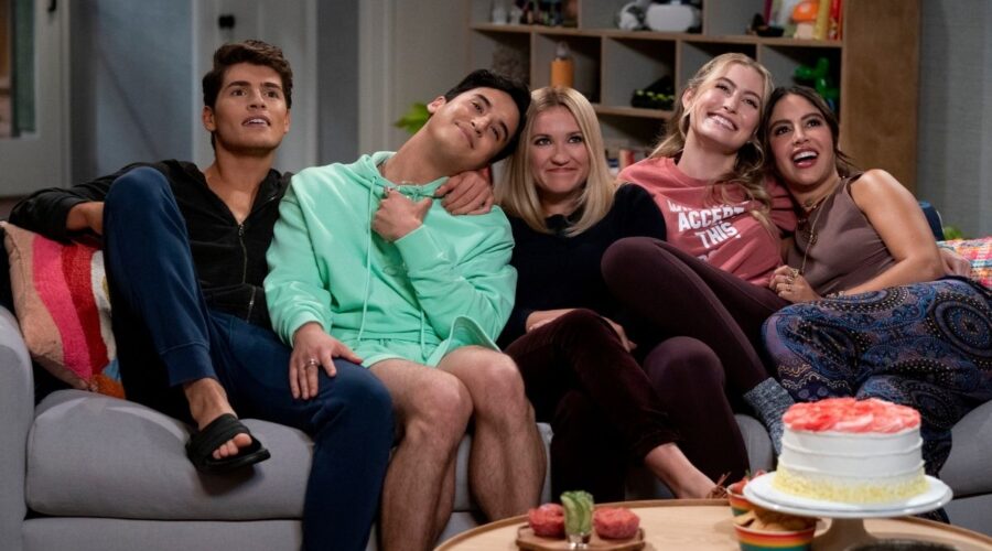 Pretty Smart (da sinistra): Gregg Sulkin (Grant), Michael Hsu Rosen (Jayden), Emily Osment (Chelsea), Olivia Macklin (Claire), Cinthya Carmona (Solana). Credits: Netflix