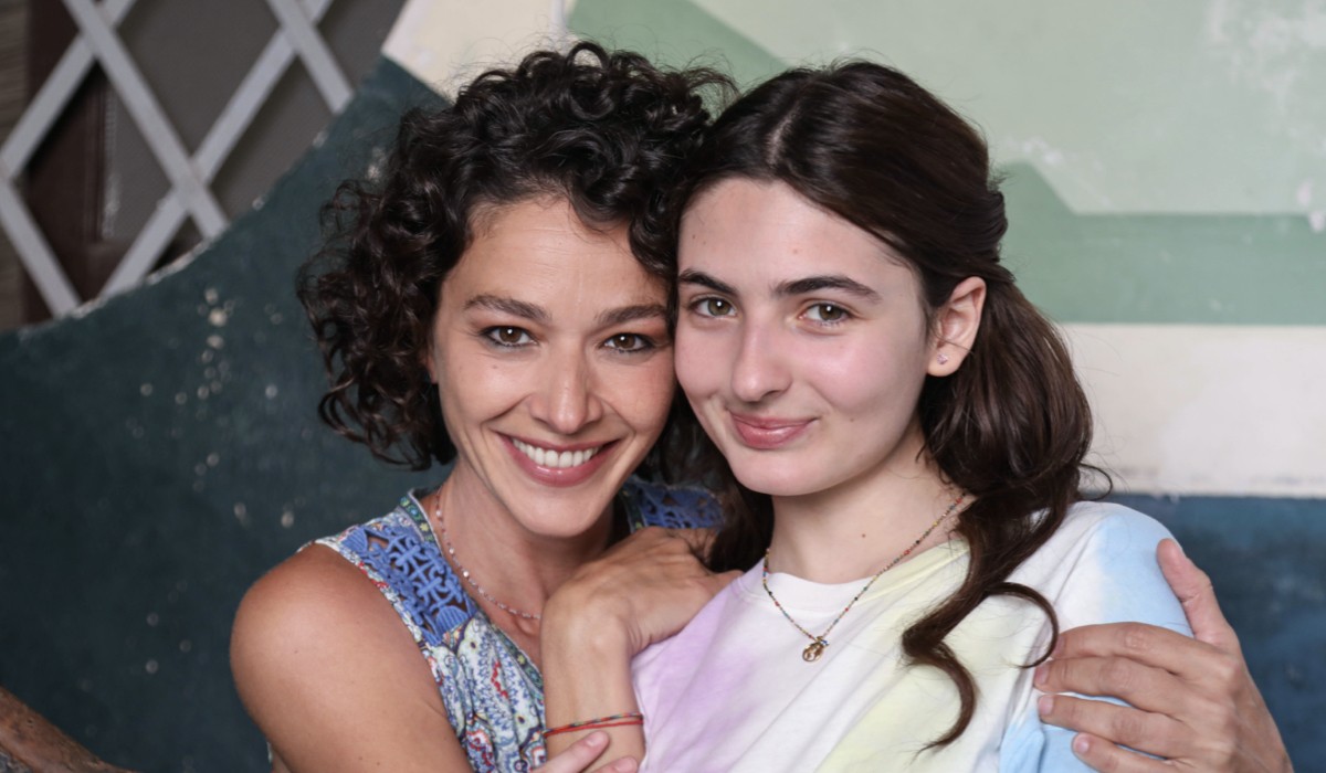 Nicole Grimaudo (Gabriella) e Tecla Insolia (Maria) in un posato per 