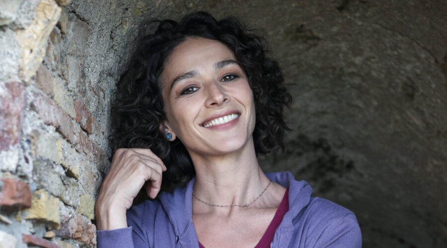 Nicole Grimaudo (Gabriella) in un posato per 