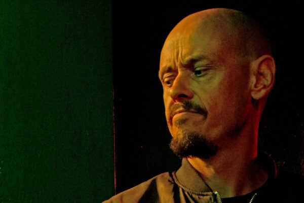 Scott Ryan In Una Scena Di Mr Inbetween Credits: Disney Plus
