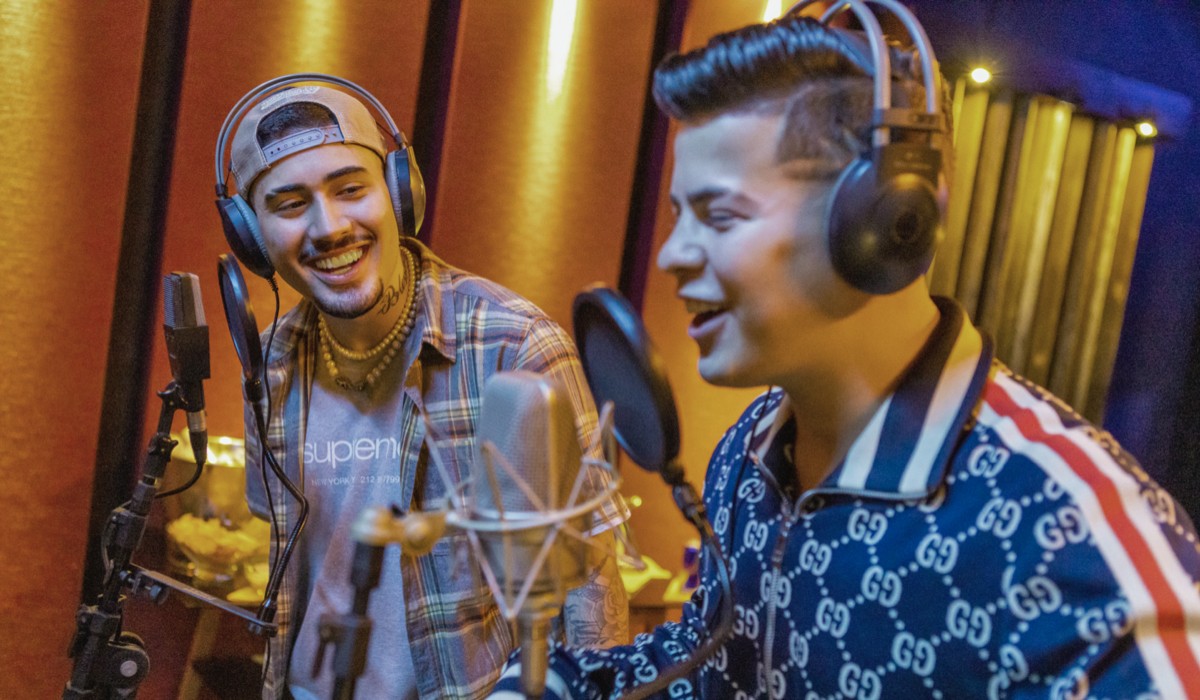 Da sinistra: Kevinho e MC Doni (Jottape) in una scena di “Sintonia”. Credits: Vans Bumbeers/Netflix © 2021.