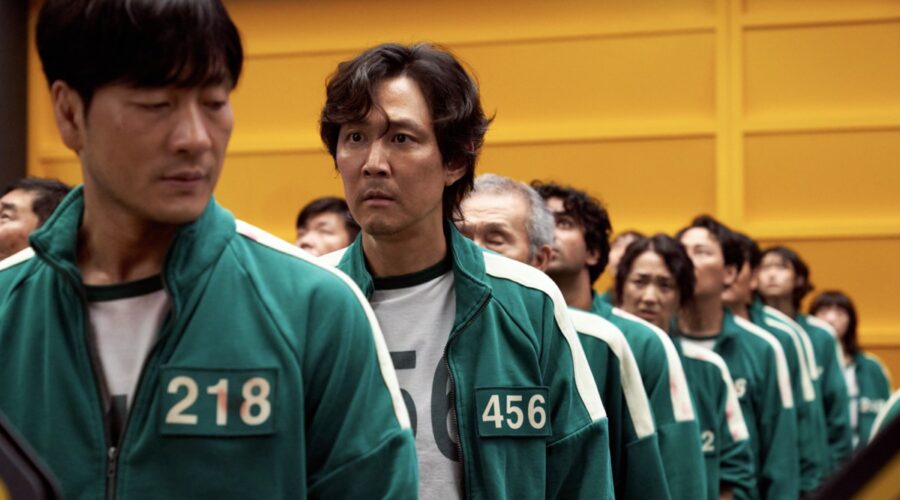 Da sinistra: Cho Sang-woo (Park Hae-soo) e Seong Gi-hun (Lee Jung-jae) in una scena di “Squid Game”. Credits: Youngkyu Park/Netflix.