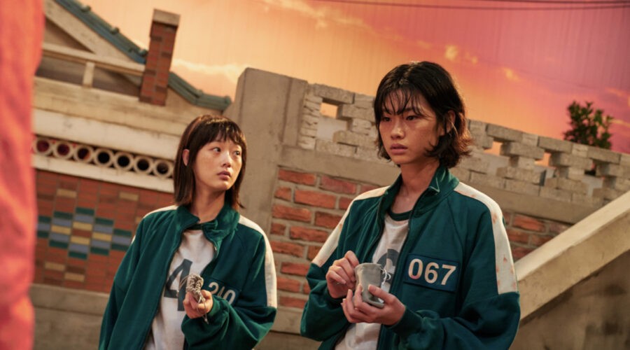 Da sinistra: Ji-yeong (Lee Yoo-mi) e Kang Sae-byeok (Jung Ho-yeon) in una scena di “Squid Game”. Credits: Youngkyu Park/Netflix.