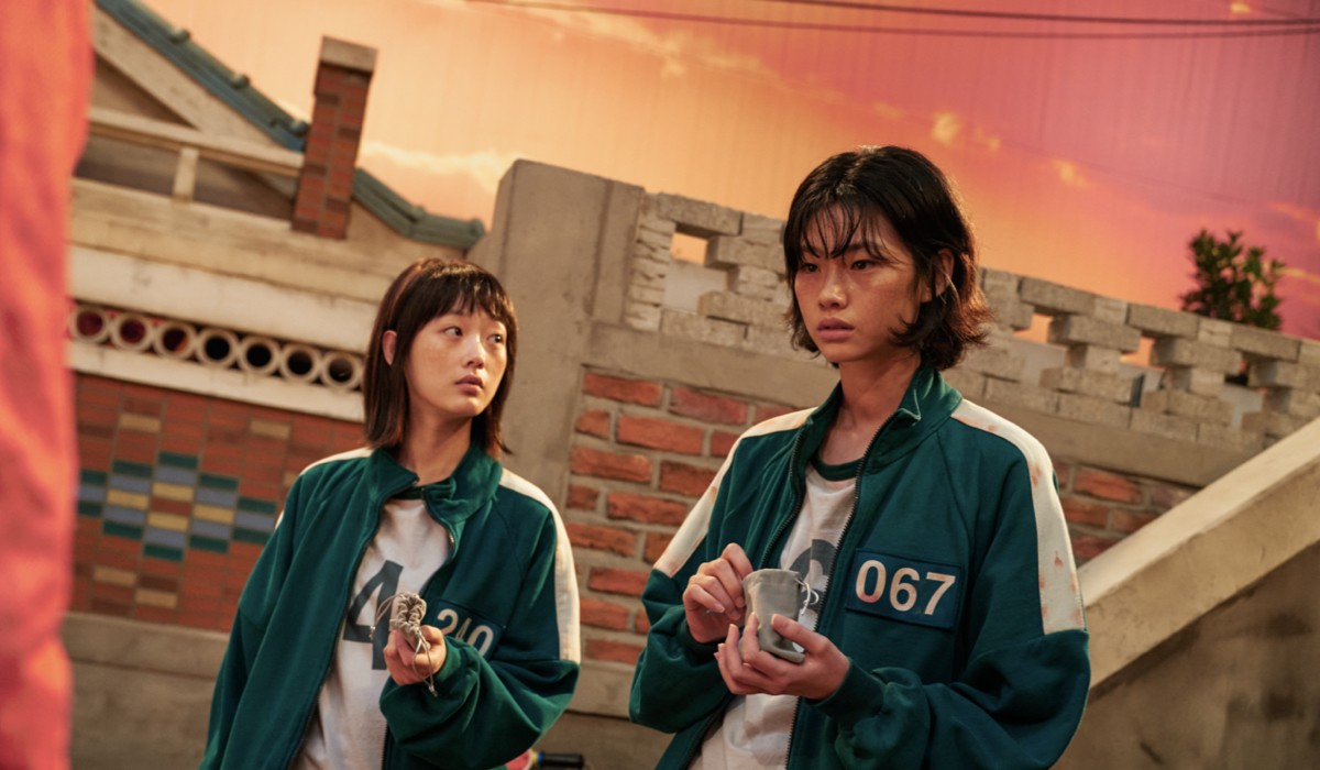 Da sinistra: Ji-yeong (Lee Yoo-mi) e Kang Sae-byeok (Jung Ho-yeon) in una scena di “Squid Game”. Credits: Youngkyu Park/Netflix.