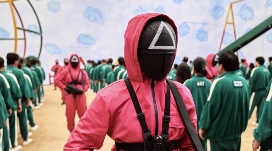 Le guardie del gioco in una scena di “Squid Game”. Credits: Youngkyu Park/Netflix.