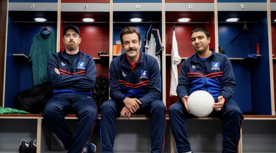 Da sinistra: Brendan Hunt, Jason Sudeikis e Nick Mohammed in una scena di “Ted Lasso”. Credits: Apple.