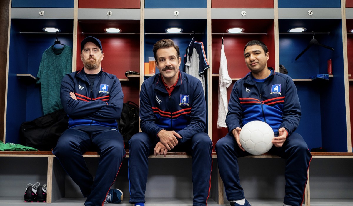 Da sinistra: Brendan Hunt, Jason Sudeikis e Nick Mohammed in una scena di “Ted Lasso”. Credits: Apple.