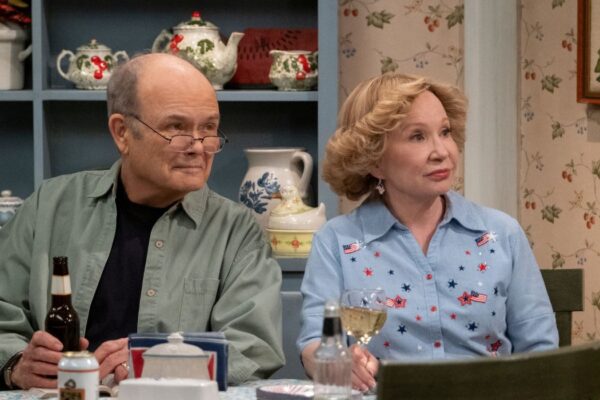 That '90s Show. (Da sinistra a destra) Kurtwood Smith nel ruolo di Red Forman, Debra Jo Rupp nel ruolo di Kitty Forman nell'episodio 101 di That '90s Show. Cr. Patrick Wymore/Netflix © 2022.