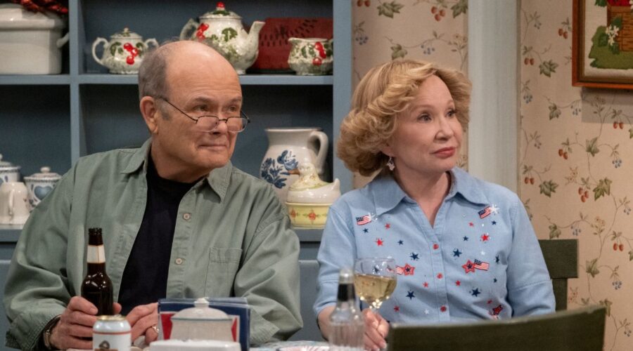 That '90s Show. (Da sinistra a destra) Kurtwood Smith nel ruolo di Red Forman, Debra Jo Rupp nel ruolo di Kitty Forman nell'episodio 101 di That '90s Show. Cr. Patrick Wymore/Netflix © 2022.