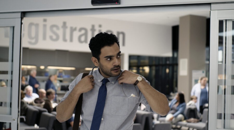 Hamza Haq in una scena della serie “Transplant”, la serie tv su Sky Serie. Credits: Sky.