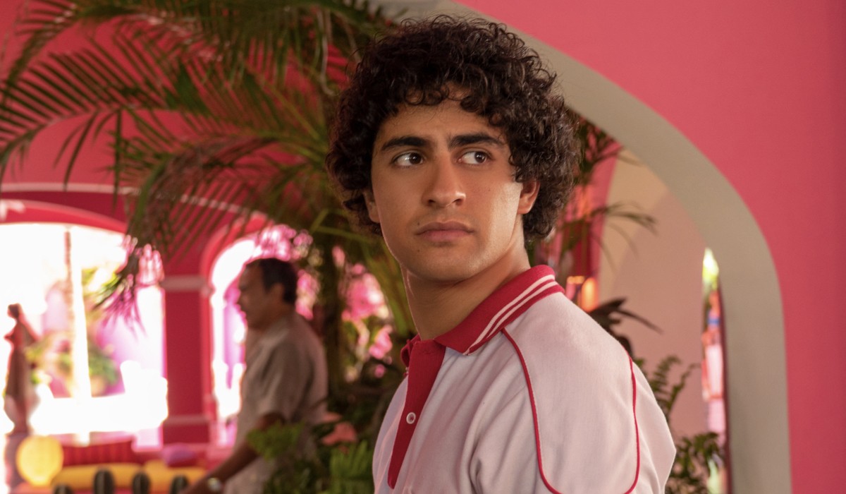 Maximo (Enrique Arrizon) nel 1984 in una scena di “Acapulco”. Credits: Apple TV+.