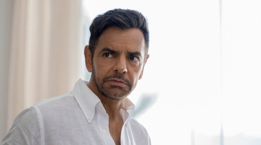 Maximo (Eugenio Derbez) al giorno d'oggi in una scena di “Acapulco”. Credits: Apple TV+.