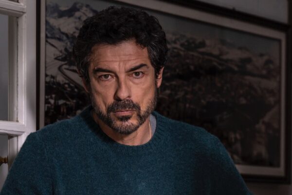 Alessandro Gassmann (Dante) In Un Professore. Credits: Banijay Studios Italy e Rai, Foto Di Anna Camerlingo