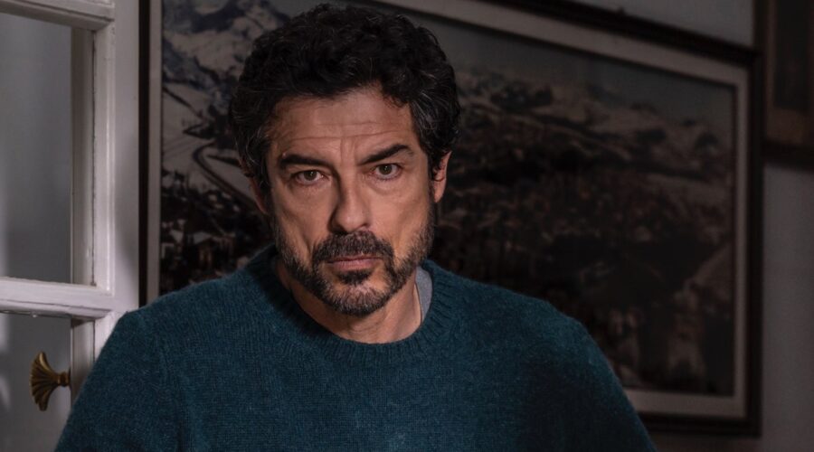 Alessandro Gassmann (Dante) In Un Professore. Credits: Banijay Studios Italy e Rai, Foto Di Anna Camerlingo