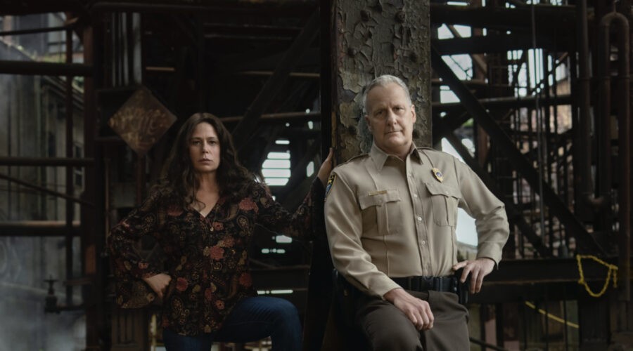Da sinistra: Maura Tierney e Jeff Daniels, i protagonisti di “American Rust”. Credits: Sky.