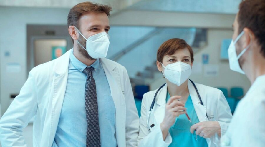 Besos Al Aire, la serie con Paco Leon (Javi) e Leonor Watling (dottor Cabanas). Credits: Star