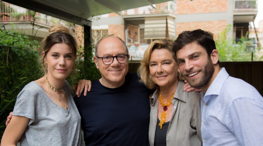 Caterina De Angelis Carlo Verdone Monica Guerritore e Filippo Contri In Vita Da Carlo Credits: Gianfilippo De Rossi/Amazon Prime Video
