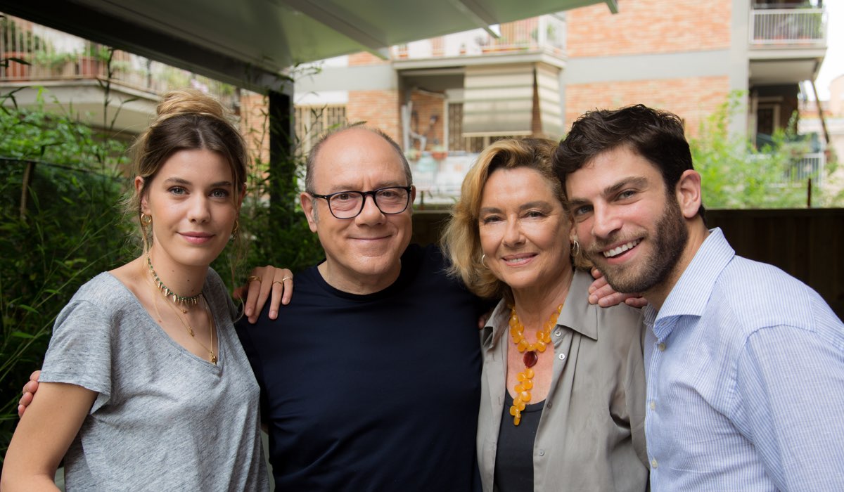 Caterina De Angelis Carlo Verdone Monica Guerritore e Filippo Contri In Vita Da Carlo Credits: Gianfilippo De Rossi/Amazon Prime Video