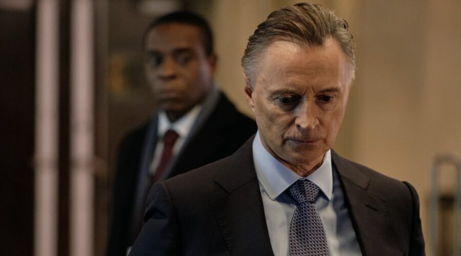 A destra: Robert Carlyle in una scena di “Cobra: Cyberwar”. Credits: Sky Italia.