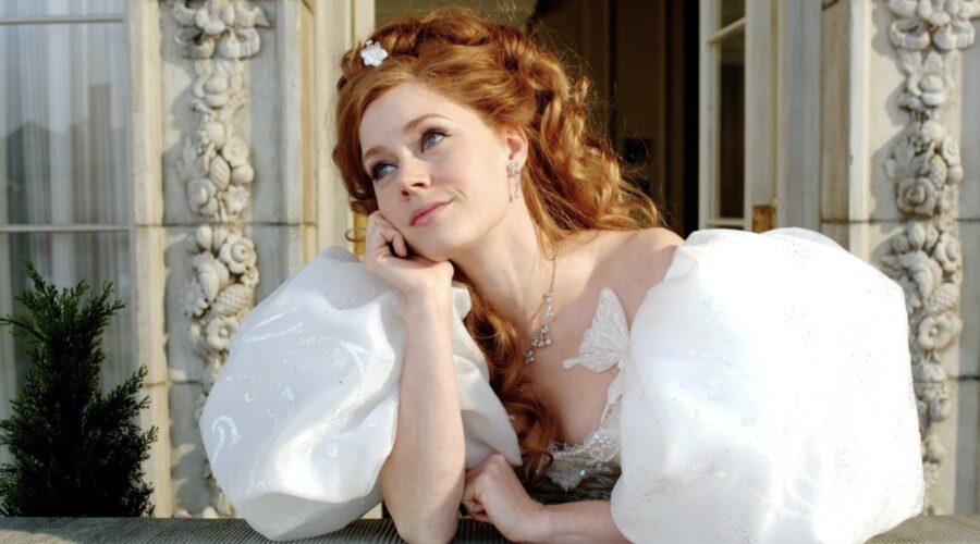 Amy Adams (Giselle) in una scena di