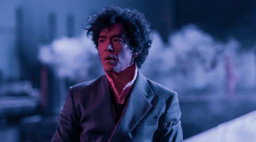 John Cho nei panni di Spike Spiegel in una scena di “Cowboy Bebop”. Credits: Kirsty Griffin/Netflix © 2021.