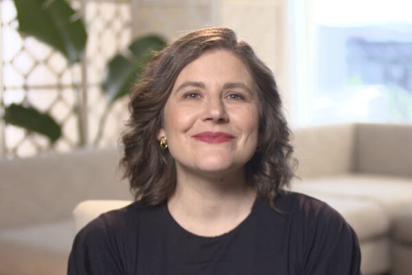 Alena Smith intervistata da Tvserial.it per “Dickinson”. Credits: Apple/Cattura schermo Tvserial.it