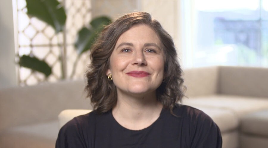 Alena Smith intervistata da Tvserial.it per “Dickinson”. Credits: Apple/Cattura schermo Tvserial.it