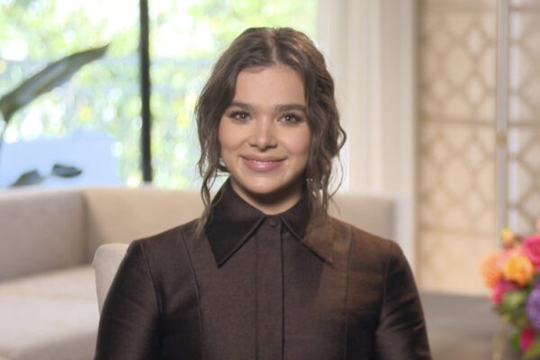 Hailee Steinfeld intervistata da Tvserial.it per “Dickinson”. Credits: Apple/Cattura schermo Tvserial.it