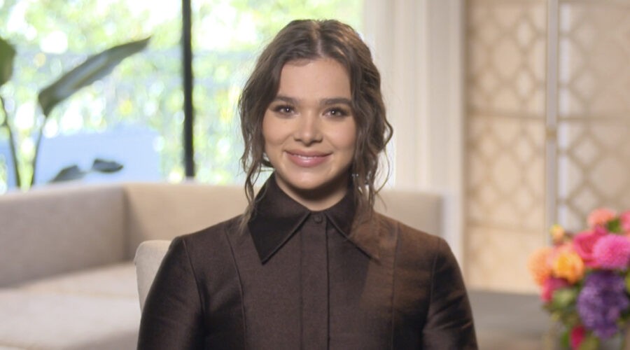 Hailee Steinfeld intervistata da Tvserial.it per “Dickinson”. Credits: Apple/Cattura schermo Tvserial.it