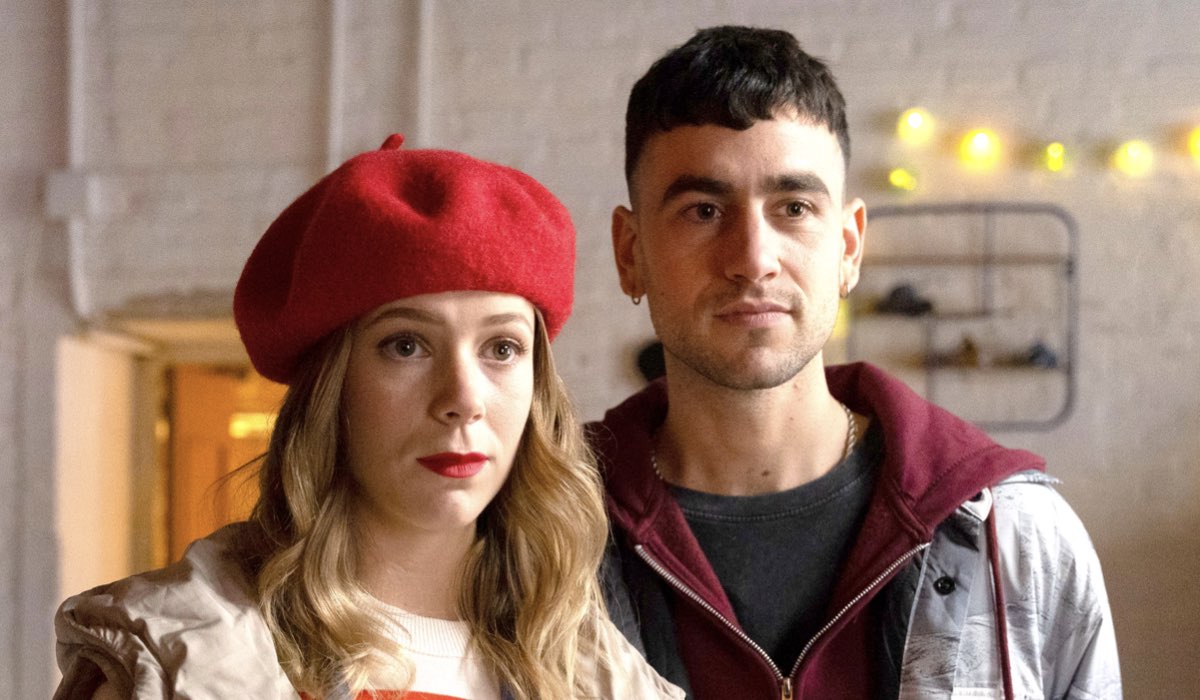 Da sinistra: Georgina Amorós (Cayetana) e Alex Monner (Felipe) nel primo episodio. Cr. Carla Oset/Netflix.