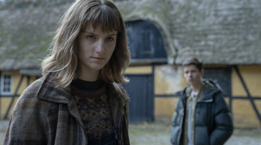 A sinistra: Vivelill Søgaard Holm in una scena di “Elves”. Credits: Henrik Ohsten/Netflix.