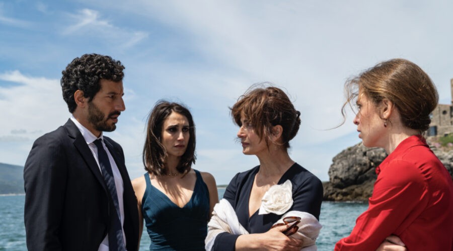 Francesco Scianna Silvia D'amico Laura Morante E Maria Chiara Centorami in una scena di A Casa Tutti Bene La Serie Credits Sky