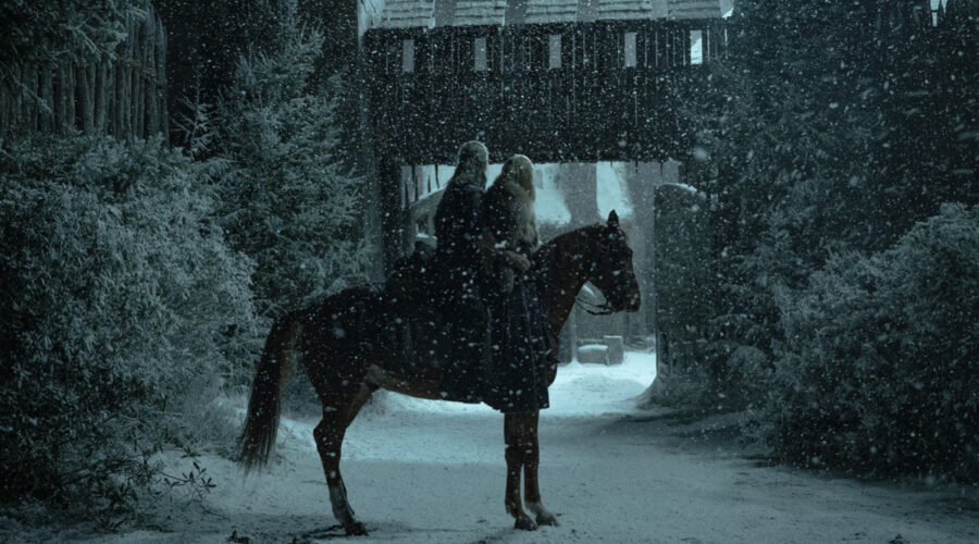 Freya Allan E Henry Cavill In Una Scena Di The Witcher Credits Netflix