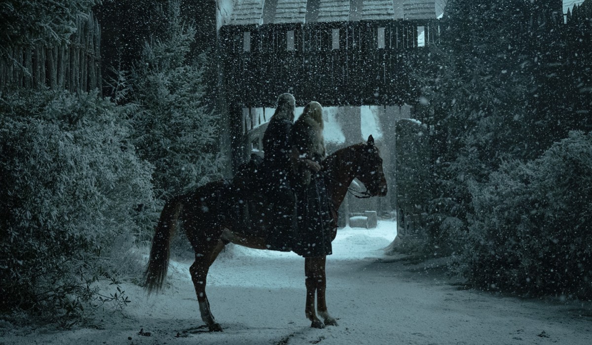 Freya Allan E Henry Cavill In Una Scena Di The Witcher Credits Netflix