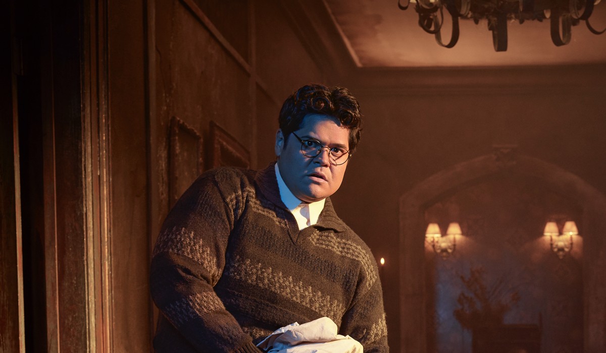 Harvey Guillén (Guillermo) in una foto della prima stagione di