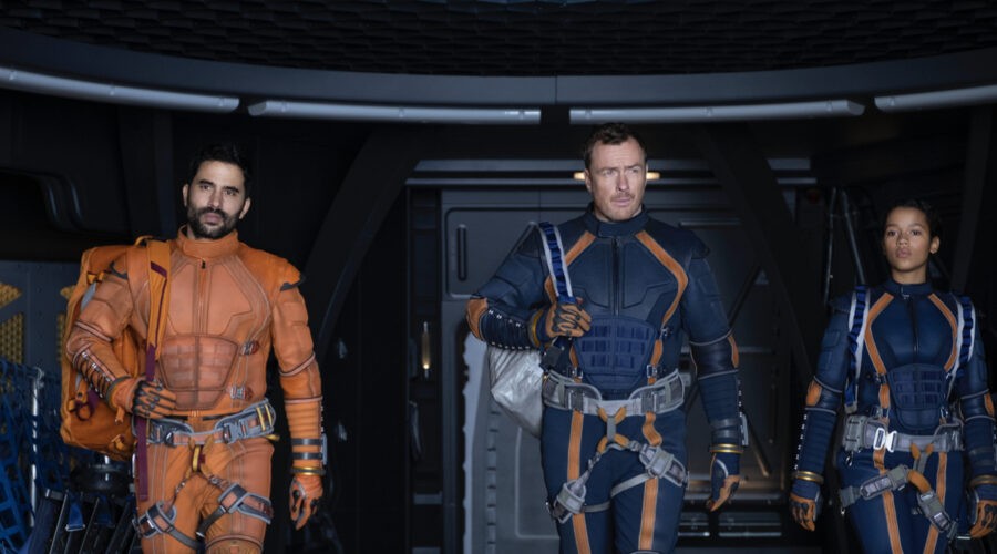 Ignacio Serricchio, Toby Stephens, Taylor Russell In Lost In Space Credits Netflix